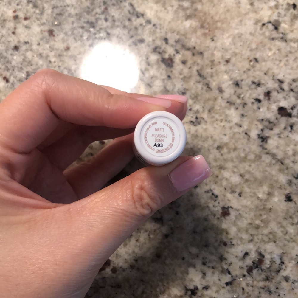 MAC RIRI “PLEASURE BOMB” LIPSTICK - Picture 3 of 4